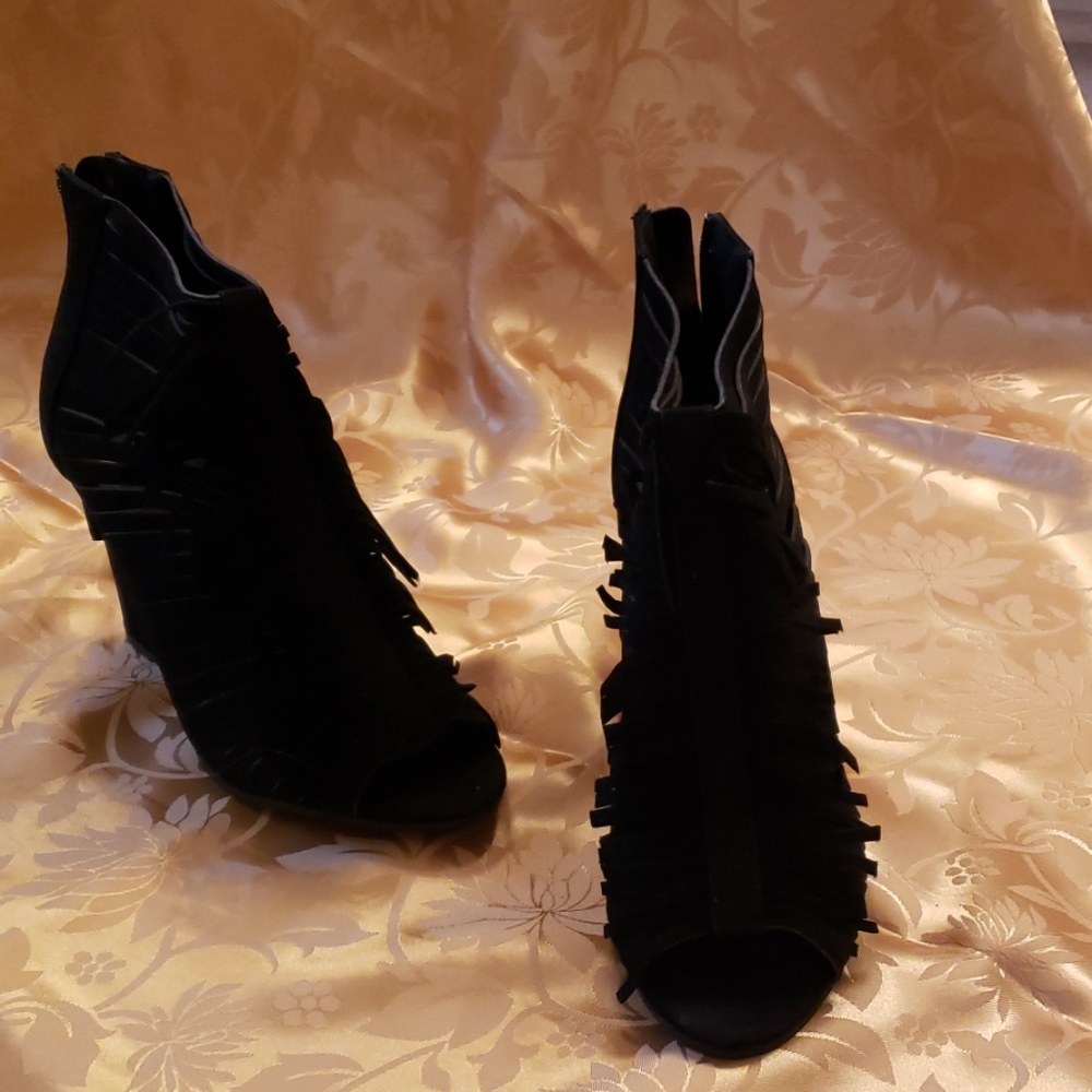 Black Women's Size 7 Tasseled Sandals